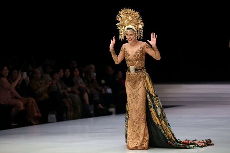 Sophia Latjuba menjadi salah satu penampil khusus membawakan baju rancangan Anne Avantie di Indonesia Fashion Week, Jakarta Convention Center, Jakarta, Kamis (29/3/2018). Peragaan busana dengan tema Sekarayu Sriwedari ini merefleksikan 29 tahun Anne Avantie berkarya sebagai perancang busana.