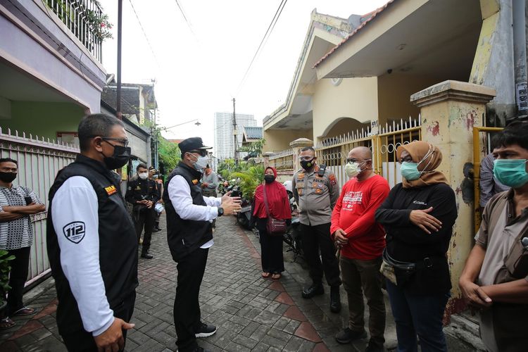 Wali Kota Surabaya Eri Cahyadi berkeliling di Kampung Simo Sidomulyo Kelurahan Petemon, Kecamatan Sawahan, di mana terdapat satu keluarga terkonfirmasi positif Covid-19.