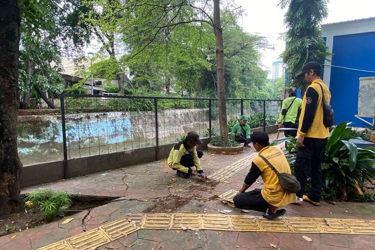 Guiding Block yang Mengarah ke Sungai di Taman Danau Dampelas Telah Diperbaiki