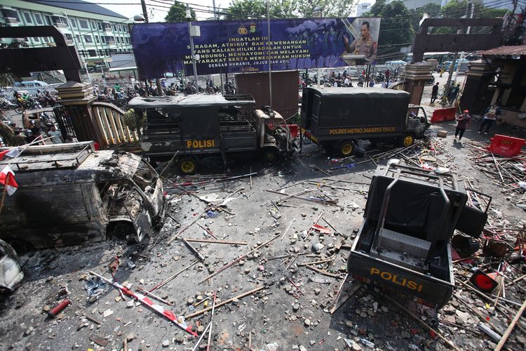 Warga mengamati kendaraan dinas kepolisian yang hangus terbakar di Mapolres Jakarta Timur, Jakarta, Sabtu (30/8/2025). Puluhan mobil dan sejumlah ruangan hangus terbakar akibat aksi unjuk rasa yang berlangsung ricuh. 