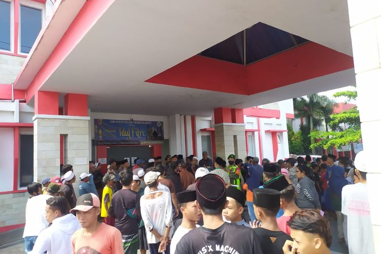 Warga Dusun Onjur Desa Suren Kecamatan Ledokombo saat mendatangi RSD Kalisat  Jumat (11/7/2021)