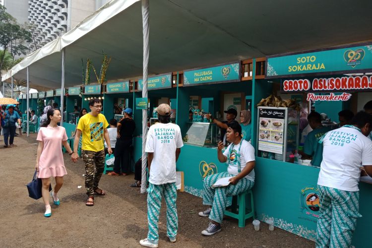 Ragam soto Nusantara yang ada di  Festival Jajanan Bango 2018, di Park & Ride Thamrin 10, Jakarta, Sabtu (14/4/2018). Lebih dari 80 gerai kukiner otentik Nusantara dihadirkan dalam festival kuliner ini.