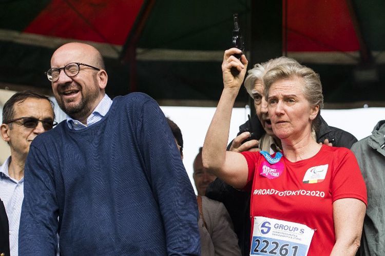 Reaksi Perdana Menteri Belgia Charles Michel ketika Putri Astrid melepaskan tembakan sebagai tanda dimulainya lomba lari 20 kilometer yang ke-38 di Brussels, Minggu (28/5/2017).  
