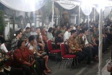 Kenakan Batik, Presiden Jokowi Melayat Almarhum Besannya di Solo