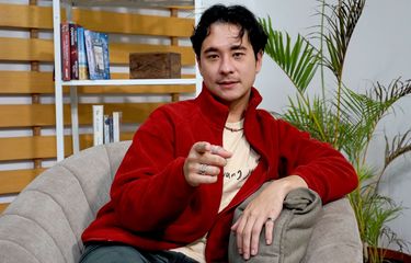 Aktor Jerome Kurnia berpose pada saat menjadi narasumber promosi film ''Jalan yang Jauh Jangan Lupa Pulang'', di program Hype Talk, di Kompascom, Jakarta, Rabu (8/2/2023). Di film yang disutradarai oleh Angga Dwimas Sasongko ini, Jerome berperan sebagai Kit.