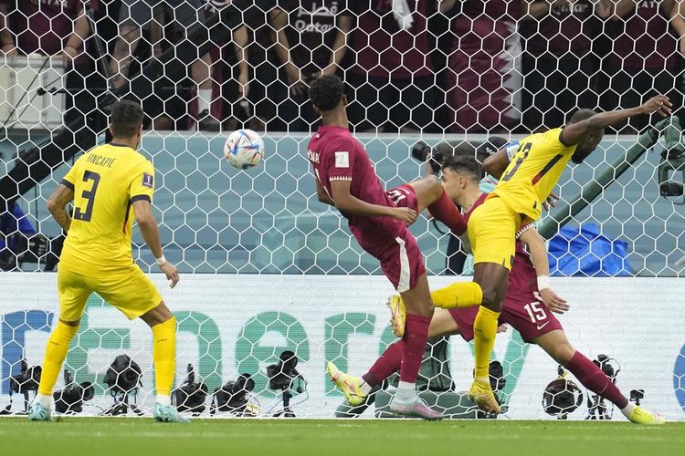 Pemain Ekuador, Enner Valencia (kanan), menceploskan bola ke gawang Qatar yang akhirnya dianulir oleh wasit pada pertandingan pembuka Piala Dunia 2022 fase Grup A di Stadion Al Bayt di Kota Al Khor, Minggu (20/11/2022).