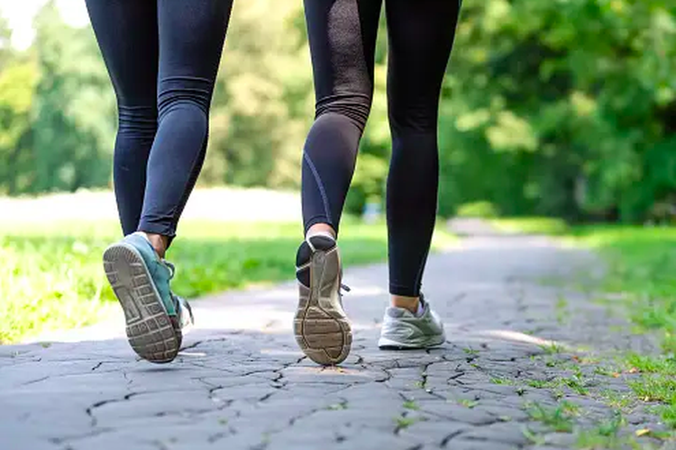 Manfaat jalan kaki untuk mencegah penyakit kronis.