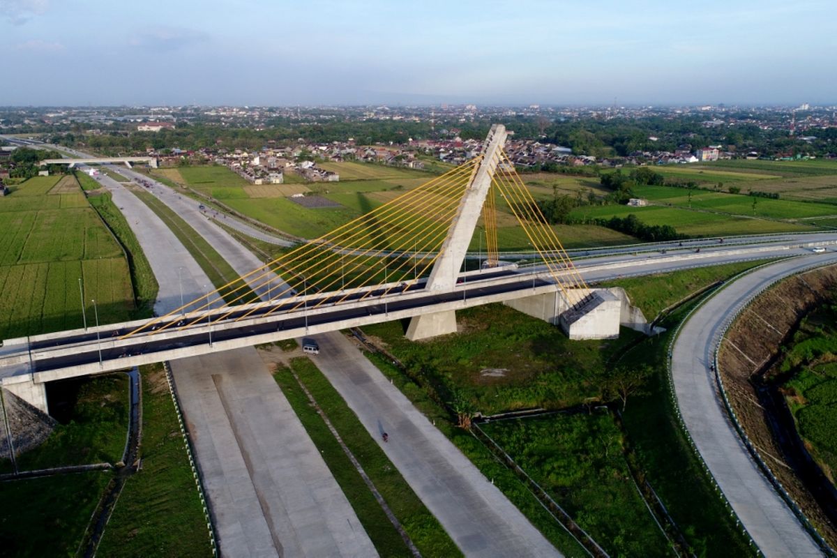 Suasana jembatan Klodran di Tol Solo-Ngawi-Kertosono di Ngawi, Jawa Timur, Sabtu (17/6/2017). Tujuh hari jelang Lebaran atau Senin, (19/6/2017) mulai pukul 06.00 WIB, pemudik bisa menggunakan Tol Solo-Kertosono menuju arah timur.