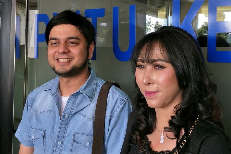 Pasangan artis Rio Reifan dan Henny Mona saat ditemui di Polda Metro Jaya, kawasan Semanggi, Jakarta Selatan, Kamis (30/5/2019).