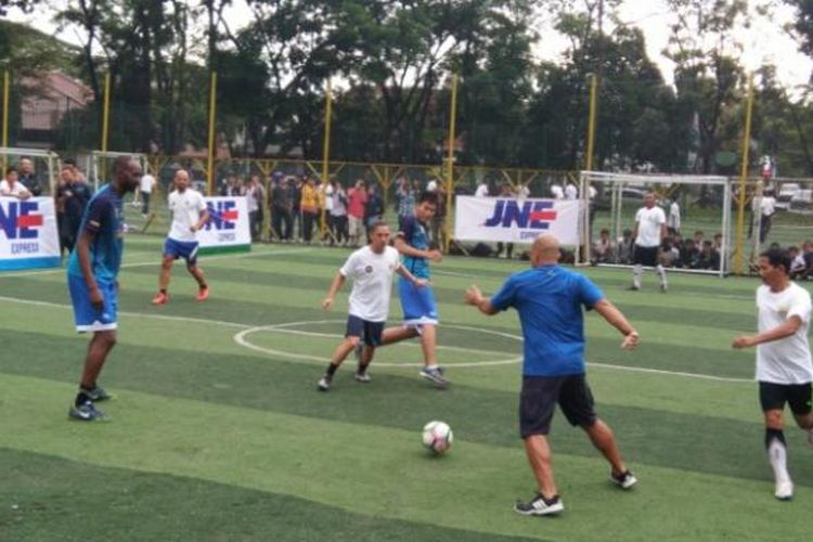 Para pemain Persib Bandung saat bermain futsal bersama tim basket JNE Siliwangi Bandung, di Lapangan Ciujung,  Bandung, Selasa (21/2/2017). KOMPAS.com/DENDI RAMDHANI