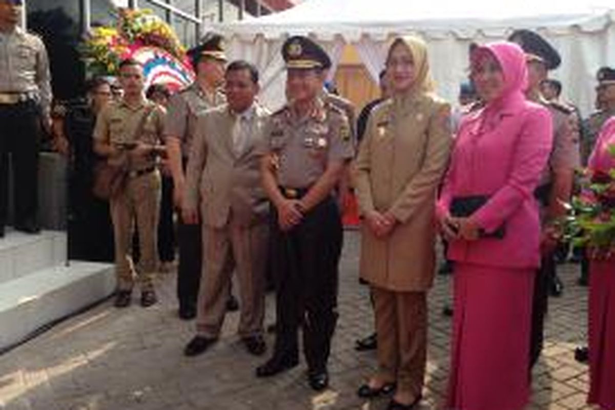 Suasana saat sesi foto bersama usai peresmian Polres Tangerang Selatan, Rabu (19/8/2015) pagi. Tampak Kapolda Metro Jaya Inspektur Jenderal Polisi Tito Karnavian didampingi Wali Kota Tangerang Selatan Airin Rachmi Diany berpose di barisan paling depan. Sementara, Kapolres Tangerang Selatan Ajun Komisaris Besar Ayi Supardan tertutup ibu yang mengenakan pakaian berwarna merah muda. 