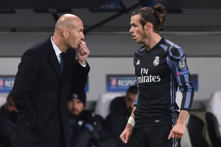 Pelatih Real Madrid, Zinedine Zidane (kiri) saat memberikan instruksi kepada pemainnya, Gareth Bale, pada laga Liga Champions kontra Legia Warsaw di Polandia, 2 November 2016.