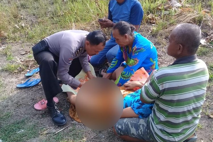 Ipda BJ Handoko (kiri) saat membantu proses persalinan warga di pinggir jalan yang ada di kawasan hutan.