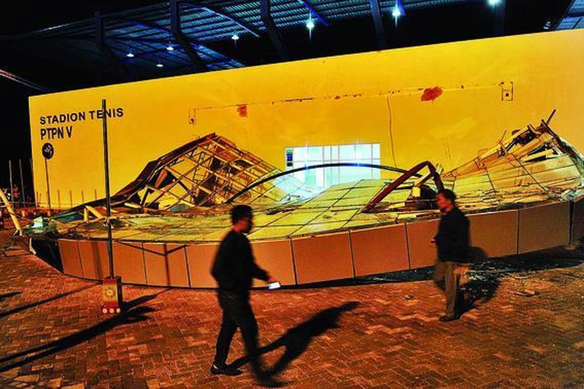 Satu panel kaca kanopi di pintu masuk stadion tenis yang akan digunakan untuk Pekan Olahraga Nasional XVIII di PTPN V, Pekanbaru, Riau, Kamis (6/9), runtuh. Akibat peristiwa itu, tiga orang  luka-luka.