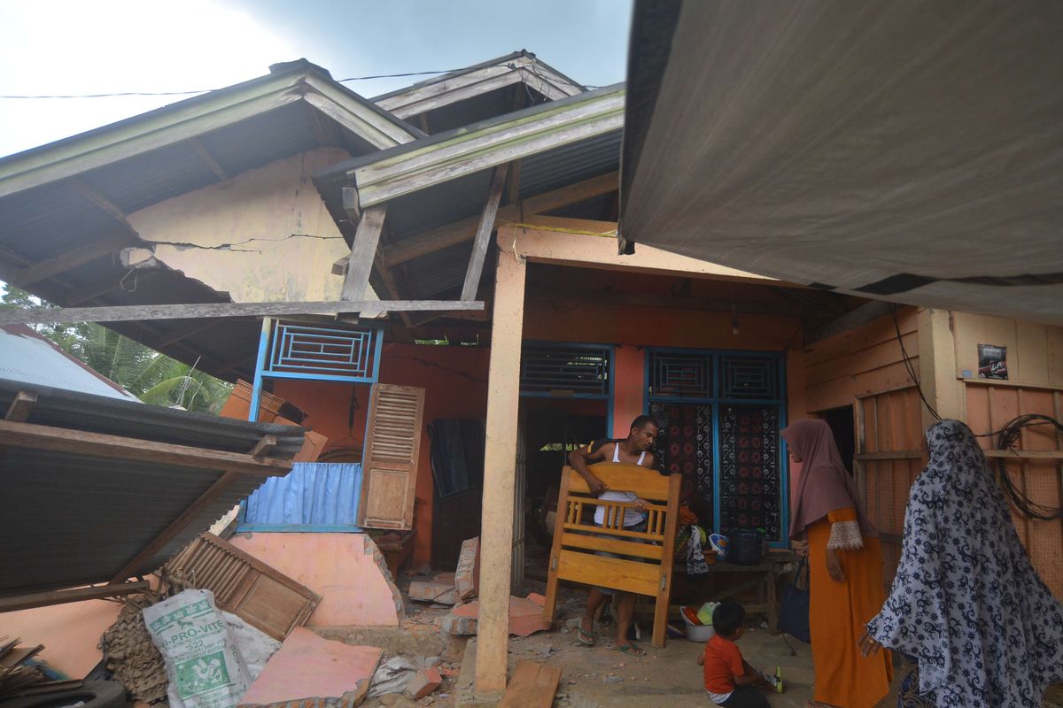 Warga memindahkan perabotan rumah mereka yang rusak akibat gempa di Jorong Pinagar, Nagari Aua Kuning, Kabupaten Pasaman Barat, Sumatera Barat, Jumat (25/2/2022). Badan Nasional Penanggulangan Bencana (BNPB) menyatakan gempa berkekuatan magnitudo 6,2 di Pasaman Barat dan sekitarnya itu mengakibatkan tujuh warga meninggal dunia.