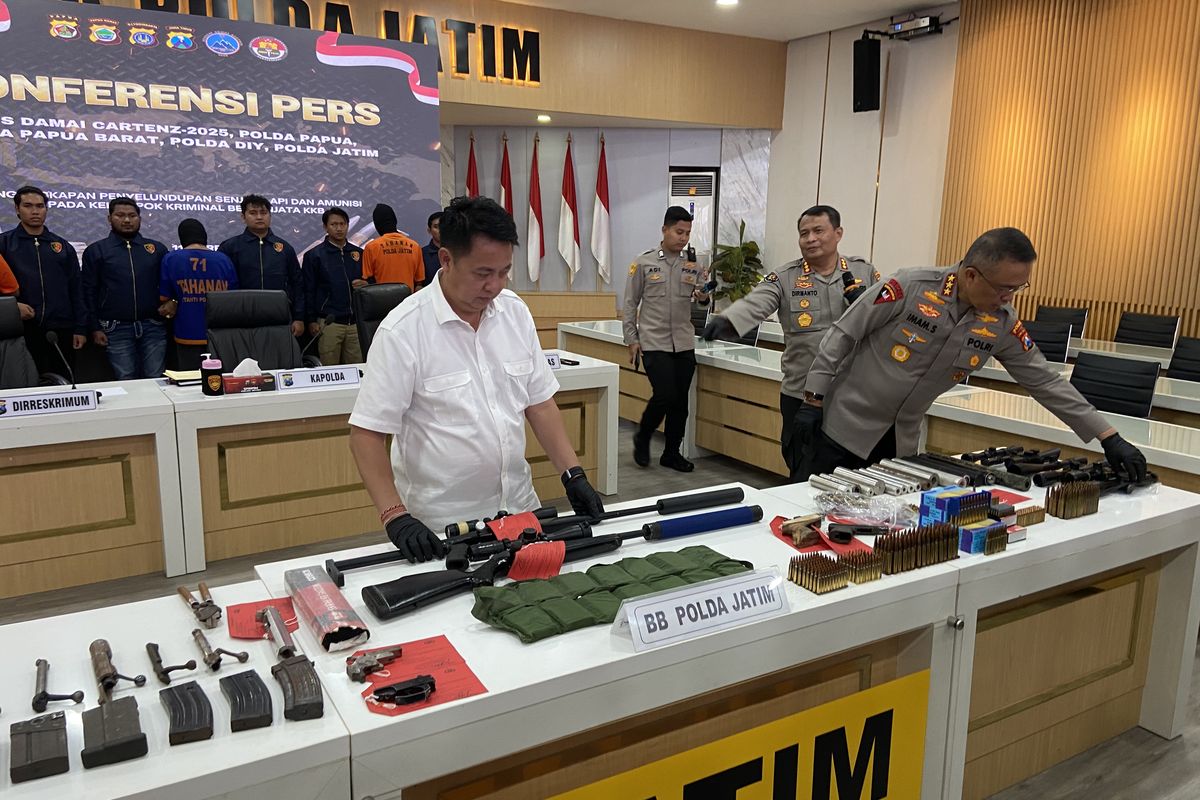 Tiga tersangka asal Jawa Timur mensuplai senjata api dan amunisi untuk kelompok kriminal bersenjata (KKB) Papua dari Bojonegoro senilai Rp 1,3 miliyar, Selasa (11/3/2025).