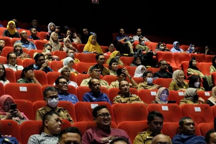 Wali Kota Surabaya Eri Cahyadi (tengah) bersama jajarannya di Pemkot Surabaya saat nonton bareng (nobar) Film Soera Ing Baja: Gemuruh Revolusi 45 di salah satu studio XXI di Kota Surabaya, Senin (2/1/2022). ANTARA/HO-Diskominfo Surabaya