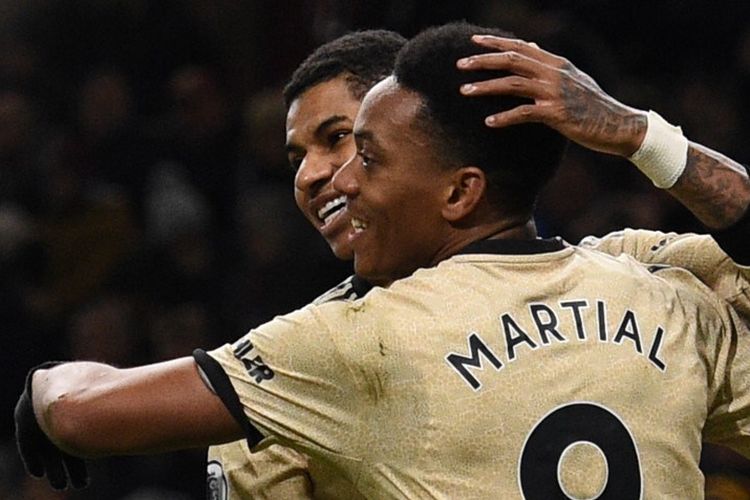 Marcus Rashford (belakang) dan Anthony Martial (depan) merayakan gol pada laga pekan ke-20 Liga Inggris antara Burnley vs Manchester United di Stadion Turf Moor, Sabtu 28 Desember 2019.