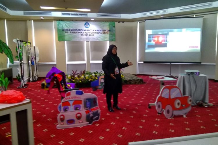 Sri Mery Susanti TK Hang Tuah 1 Kota Surabaya peserta lomba mendongeng mengenalkan alat transportasi termasuk ambulans