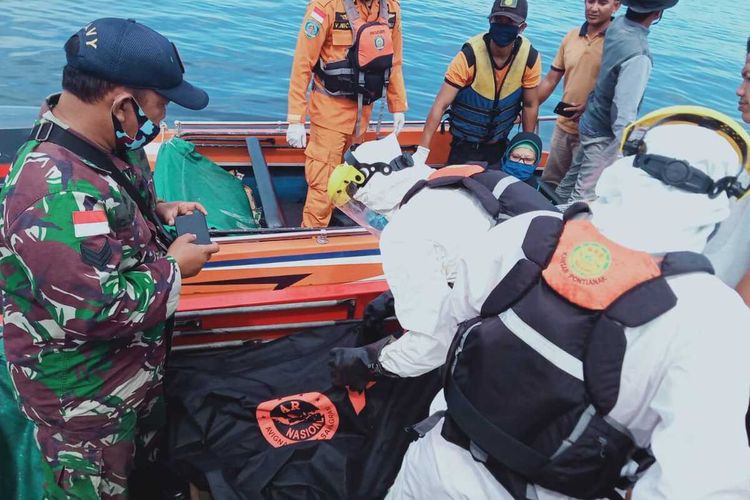 Proses evakuasi jenazah ayah dan anak korban tenggelam setelah speedboat yang ditumpanginya terbakar di Perairan Kuala Punggur, Desa Sepok Laut, Kecamatan Sungai Kakap, Kabupaten Kubu Raya, Kalimantan Barat, Selasa (8/9/2020).