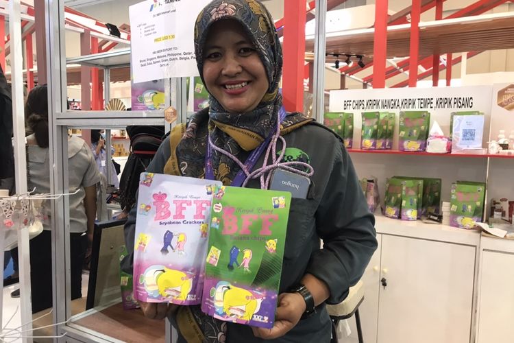 Nurchaeti (42), pemilik usaha keripik buah asal Jagakarsa, Jakarta Selatan saat ditemui di booth Pertamina dalam acara Trade Expo Indonesia 2022 di ICE BSD, Tangerang, Banten pada Minggu (23/10/2022). Nurchaeti dalam ajang Trade Expo Indonesia 2022 mendapatkan transaksi sebesar Rp17 miliar dari tiga buyer asal Norwegia, Arab Saudi, dan Turki.