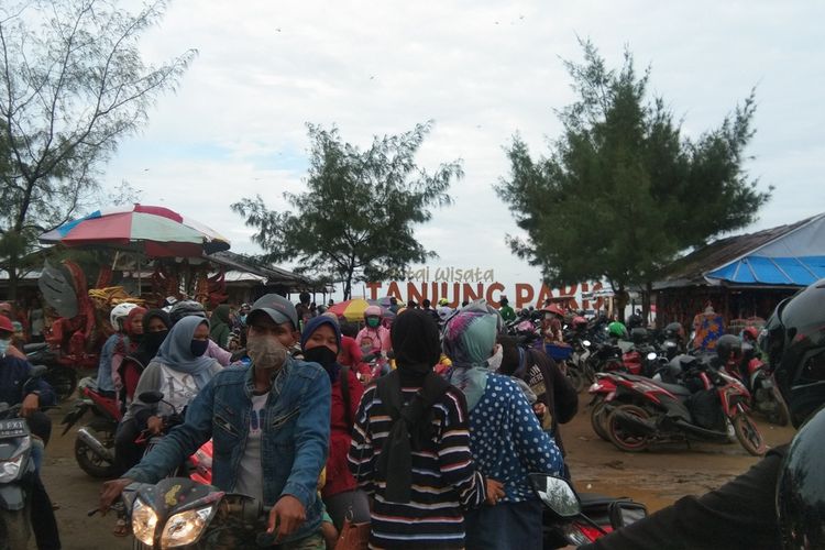 Kepadatan di Pantai Tanjung Pakis, Desa Tanjung Pakis, Kecamatan Pakisjaya, Kabupaten Karawang pada libur tahun baru, Jumat (1/1/2021).