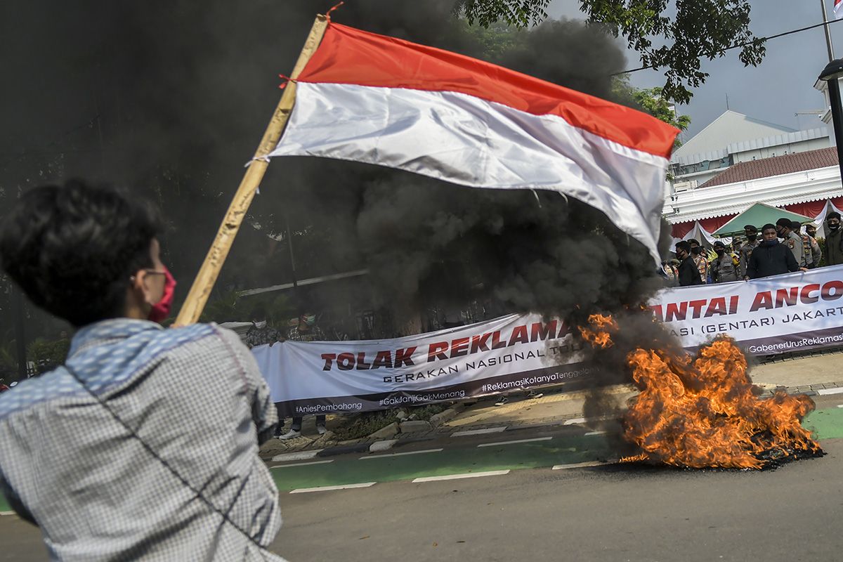Massa yang tergabung dalam Gerakan Nasional Tolak Reklamasi (Gentar) Jakarta menggelar aksi unjuk rasa di depan gedung Balai Kota, Jakarta, Rabu (8/7/2020). Mereka menuntut Gubernur DKI Jakarta Anies Baswedan segera mencabut izin reklamasi di kawasan Pantai Ancol.