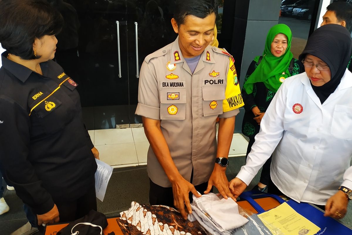 Wakapolres Bekasi Kota, AKBP Eka Mulyana saat memberikan keterangan mengenai insiden pengeroyokan siswi SMK di Bekasi, Kamis (22/8/2019).