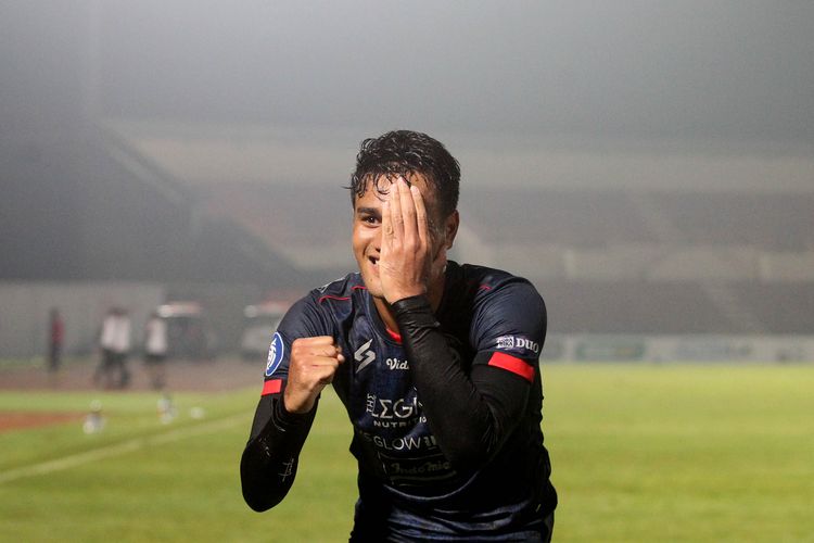 Pemain Arema FC M Rafli selebrasi menutup satu mata seusai menjebol gawang Barito Putera pada pertandingan pekan ke-13 Liga 1 2021-2022 yang berakhir dengan skor 2-1 di Stadion Sultan Agung Bantul, Selasa (23/11/2021) malam.