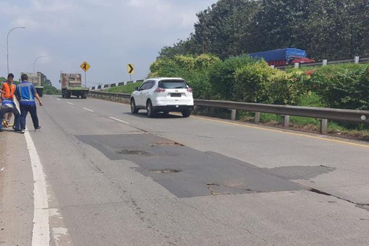 Perbaikan jalan tol Jakarta-Cikampek