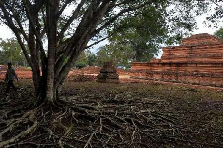 Pengunjung melihat Candi Tinggi di Kompleks Situs Candi Muaro Jambi di Kabupaten Muaro Jambi, Jambi, Sabtu (10/11/2012). Kompleks situs ini luasnya sekitar 17,5 kilometer persegi dan diperkirakan ada sekitar 110 buah candi. Situs Muarao Jambi yang diperkirakan dibangun sejak abad ke-4 hingga ke-11 Masehi ini menjadi tempat pengembangan ajaran Buddha pada masa Melayu Kuno.  