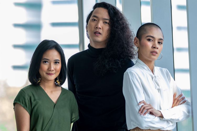 Personil grup band Tashoora, Dita Permatas, Danang Joedodarmo dan Gusti Arirang (kiri ke kanan) berpose saat media visit ke Menara Kompas, Palmerah, Selasa (5/11/2019). Mereka baru saja meluncurkan album pertama mereka yang bertajuk Hamba Jaring Cahaya, Hamba Bela Gelapnya.