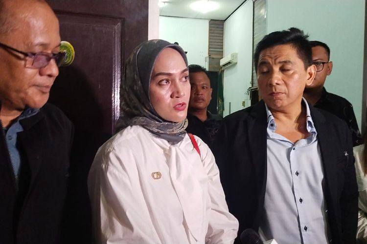 Kakak Shandy Aulia, Dian Mawar hadir sebagai saksi sidang cerai adiknya dengan David Herbowo di Pengadilan Negeri Jakarta Selatan, Rabu (21/6/2023). 