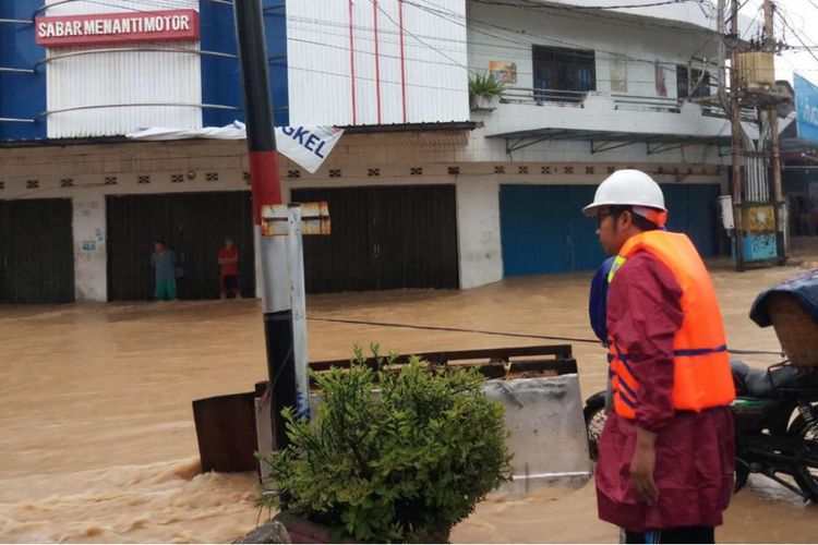 Petugas PLN saat memeriksa dampak banjir di Muntok Bangka Barat, Minggu (11/3/2018).