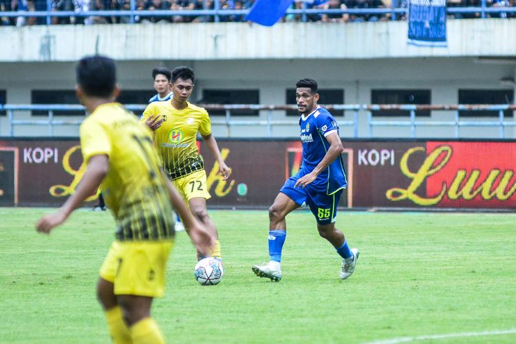 Aksi gelandang Ricky Kambuaya dalam laga Persib vs Barito Putera, Jumat (16/9/2022) di Stadion Gelora Bandung Lautan Api (GBLA) dalam laga pekan ke-10 Liga 1 2022-2023