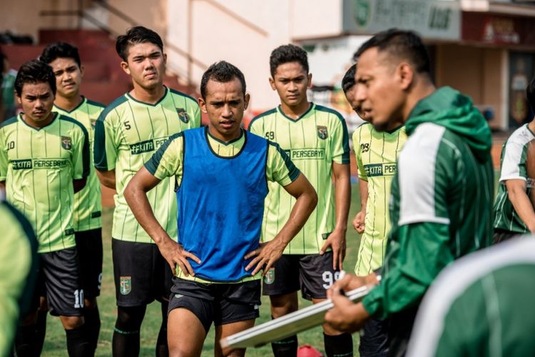 Asisten Pelatih Persebaya Surabaya, Bejo Sugiantoro, memberikan instruksi kepada pemain dalam sesi latihan di Lapangan Polda Jatim, Rabu (19/12/2018).