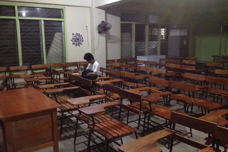 Dalam unggahan seorang guru bernama Mark Pee Ortil Pornasdoro, seorang murid bernama Jeric Reyes menjadi viral karena memutuskan tetap mengerjakan PR di sekolah karena di rumahnya tak mendapat listrik.