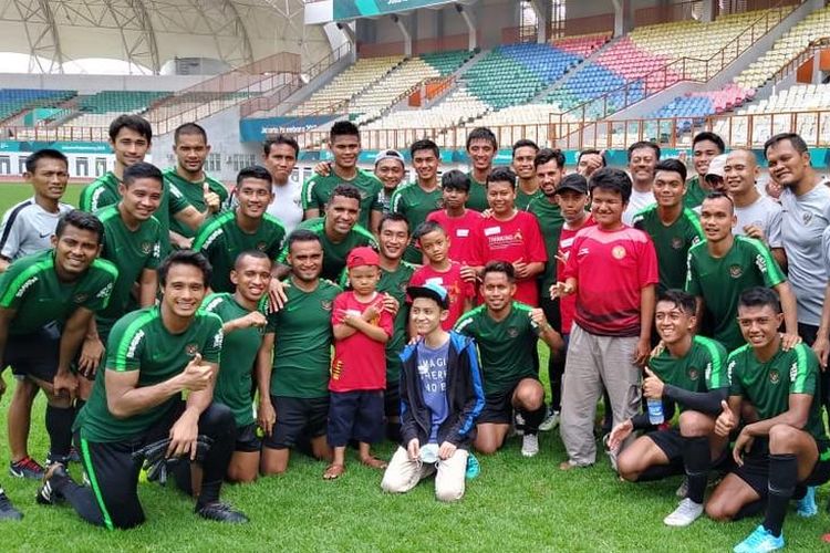 Mimpi Azka, Dimas, Syachri, Ryan, Betran, dan Yasa, terwujud hari ini, Senin (5/11/2018) berfoto bersama para penggawa timnas senior sepak bola Indonesia di Stadion Wibawa Mukti