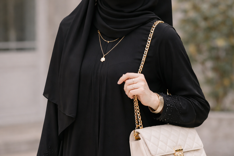 Tren Ramadhan 2026: Padu Padan Gamis Hitam dengan Warna Hijab, Hitam Monokrom Simpel Tapi Classy.