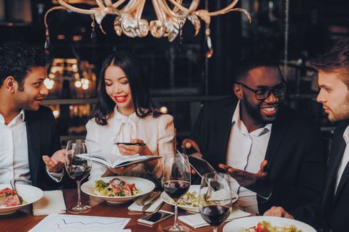 Panduan Pakaian ke Restoran Fine Dining untuk Perempuan dan Laki-laki