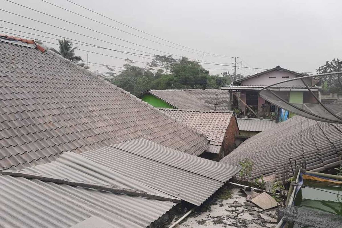 Hujan abu tebal terpantau melanda sebagian wilayah Kecamatan Tegalrejo Kabupaten Magelang, Jawa Tengah, akibat erupsi Gunung Merapi, sejak pukul 13.00 WIB, Sabtu (11/3/2023).