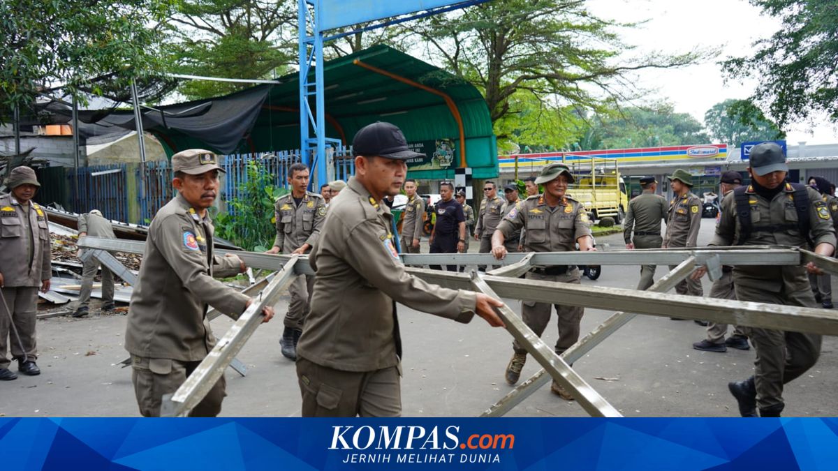 Berdiri di Ruang Jalan, Belasan Lapak PKL Buah hingga Ayam Potong di Citeureup Bogor Dibongkar