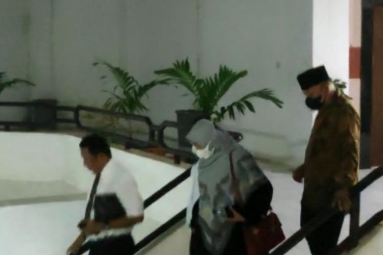 Prof B baju batik coklat turun tangga, usai pemeriksaan dalam sidang kode etik dan disiplin atas laporan dugaan pelecehan terhadap mahasiswinya di FKIP UHO