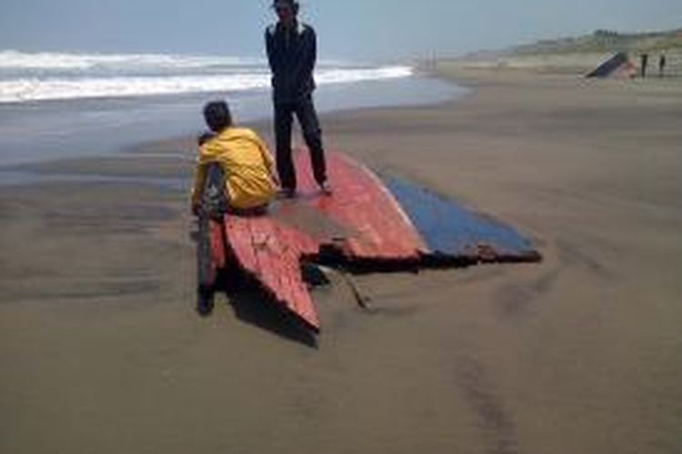 Potongan badan kapal yang mengangkut puluhan imigran gelap asal Timur Tengah ditemukan di pantai perairan Cianjur,  Sabtu (28/9/2013). Hingga hari kelima pencarian korban, Tim SAR telah menemukan 43 jenazah imigran gelap. 