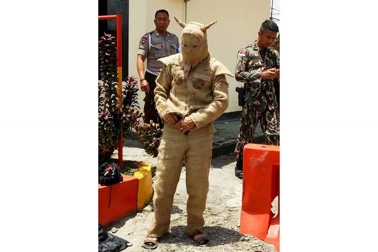 Seorang pria berpakaian aneh ditangkap karena menerobos Markas Brimob di Palu, Sulawesi Tengah, Senin (26/2/2018).