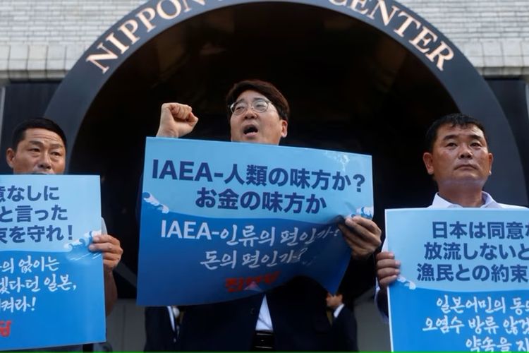 Politisi Korea Selatan dan para nelayan memrotes dan mengecam persetujuan IAEA atas rencana pembuangan air limbah PLTN Fukushima ke Samudera Pasifik, di Tokyo, Jepang 4 Juli 2023. 