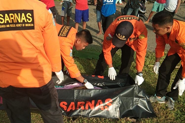 Tim SAR gabungan mengevakuasi jasad bayi di muara Sungai Serayu, Desa Kesugihan Kidul, Kecamatan Kesugihan, Kabupaten Cilacap, Jawa Tengah, Senin (29/4/2019).