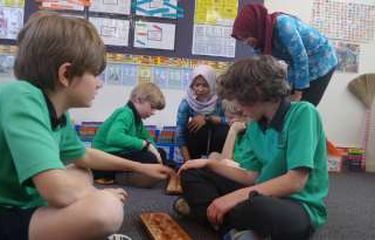 Riangnya Anak SD di Australia Belajar Bahasa Indonesia lewat Congklak
