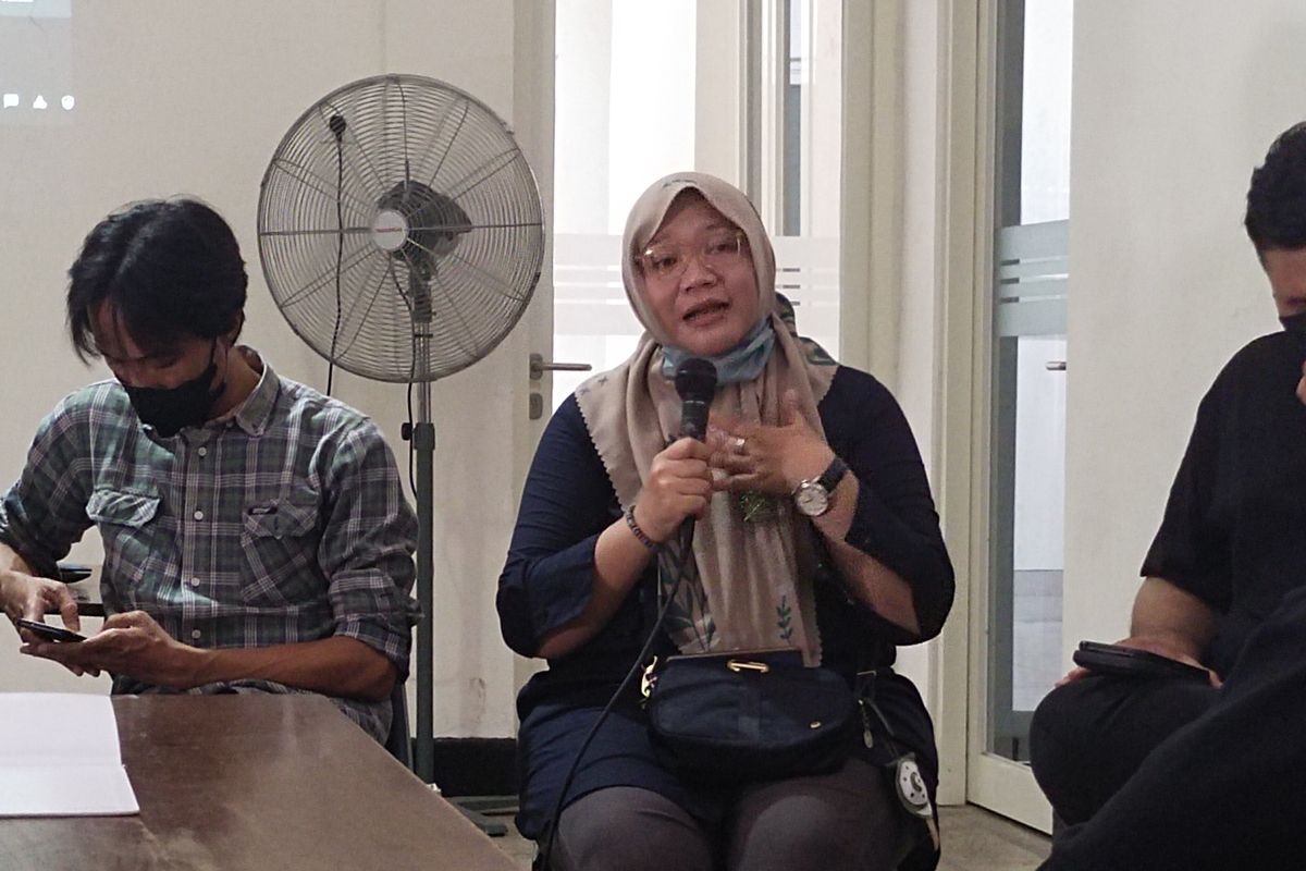 Ketua AJI Surabaya Eben Haezer dan Ketua Umum AJI Sasmito Beserta Kuasa Hukum Nurhadi Saat Menceritakan Perjalanan Penanganan Kasus Nurhadi Selama Satu Tahun di Youth Center, Jalan Sam Ratulangin Surabaya Jawa Timur, Minggu (10/4/2022).