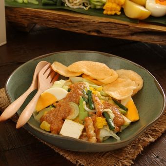 An illustration of gado-gado, the betawi version of salad with peanut sauce and crackers. 